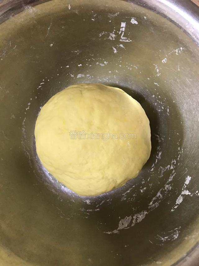 揉成光滑的面团，用湿棉布盖上发酵2小时左右