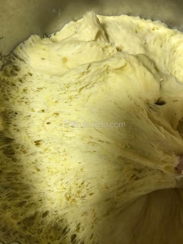 发酵好的面团体积会膨大手指沾粉在中间戳洞不回弹，拉开如下图