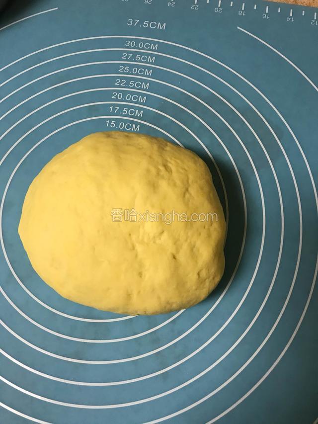 发好的面团放案板上揉揉排气