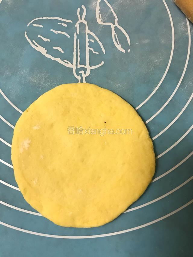 撒少许干粉，取面团擀成中间厚周围薄的圆饼