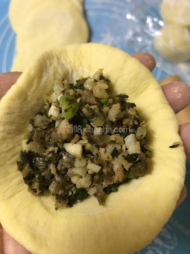 包入冬尖肉末馅（馅料制作请查上一篇菜谱）