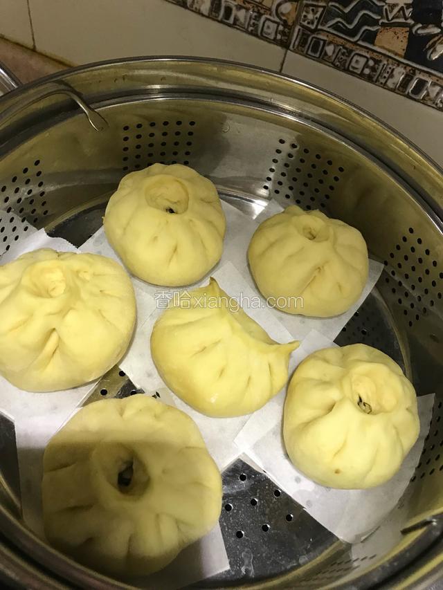 蒸锅里垫油纸，冷水点火蒸，水开后15分钟，蒸好后再焖3分钟左右
