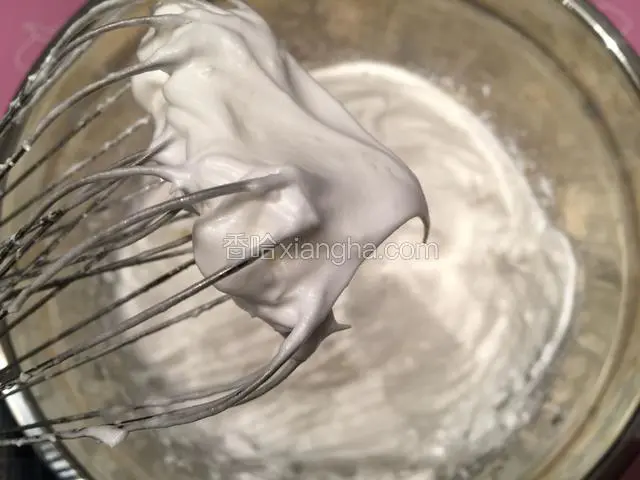 待提起打蛋头，蛋白霜呈大弯钩时，加入剩余的细砂糖和玉米淀粉；
