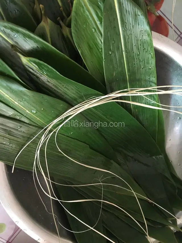 把粽叶清洗干净，买来的竹条开水泡会