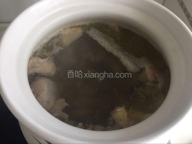 砂锅一次性加足水，把鸡块放入，烧至微开时用勺子撇去浮末