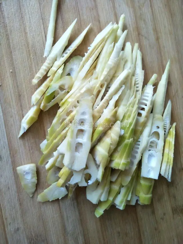 鲜笋洗净切片