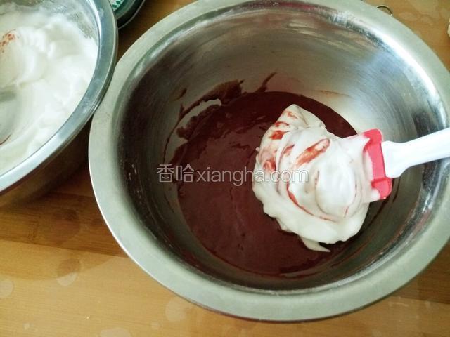 再加入三分之一的蛋白 翻拌 
