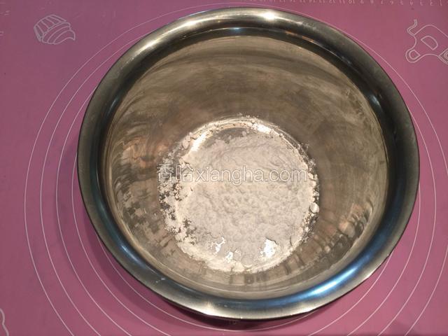 接下来做酸奶芝士层，先把50克糖粉倒进料理盆中；