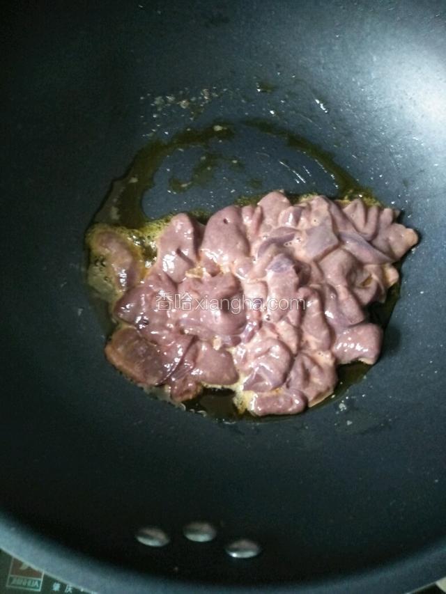 锅中倒油烧热，倒入猪肝