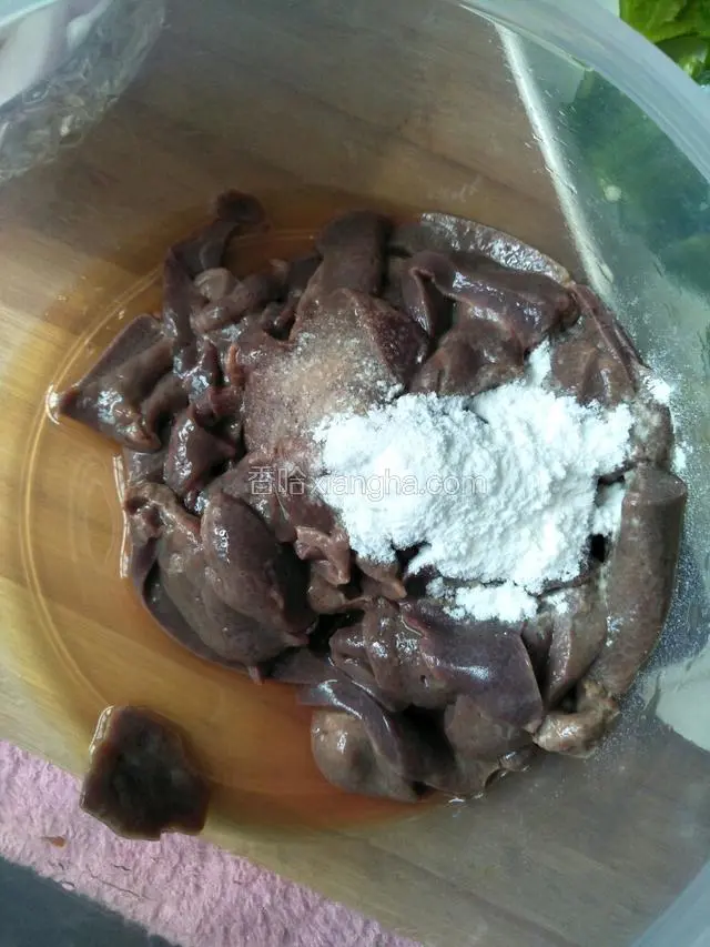 猪肝洗净切片加适量盐，料酒，醋，淀粉抓匀