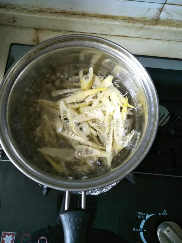 锅中烧开水倒入鲜笋煮开（煮至鲜笋快熟即可）