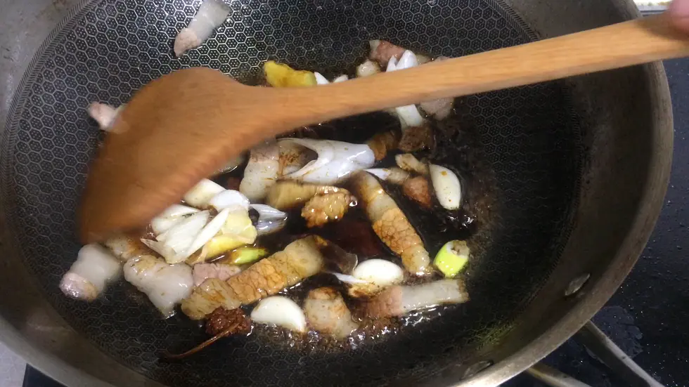 倒入酱油