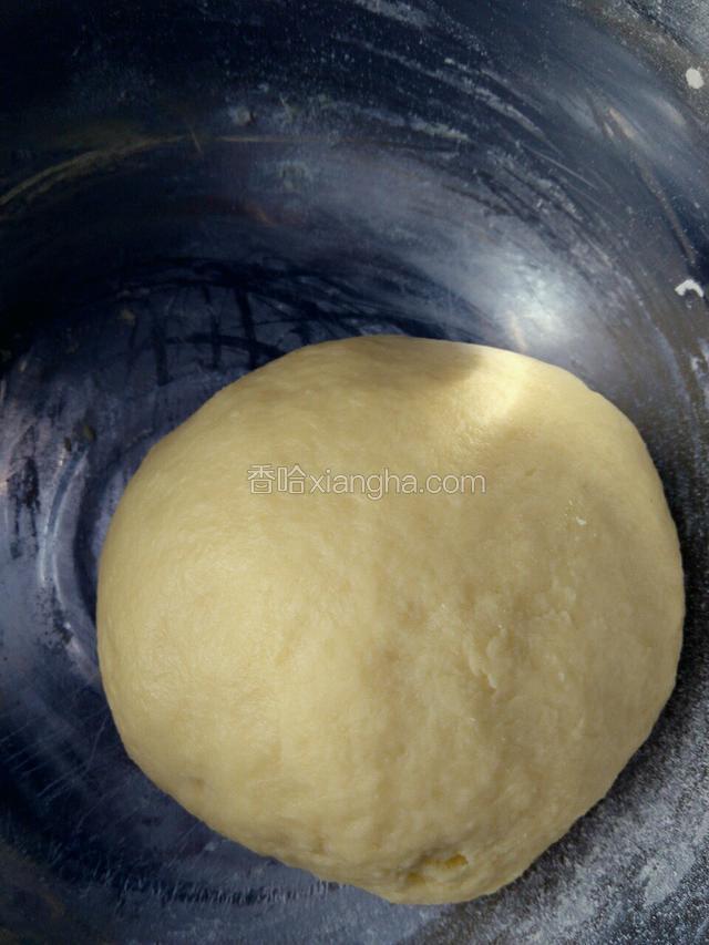 炼乳、鸡蛋、牛奶搅打均匀，加入盐，低筋面粉、泡打粉过筛，和成光滑的面团，冰箱冷藏30分钟。