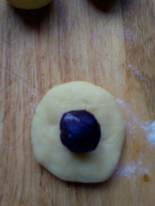 压成园面片，包入豆沙馅。