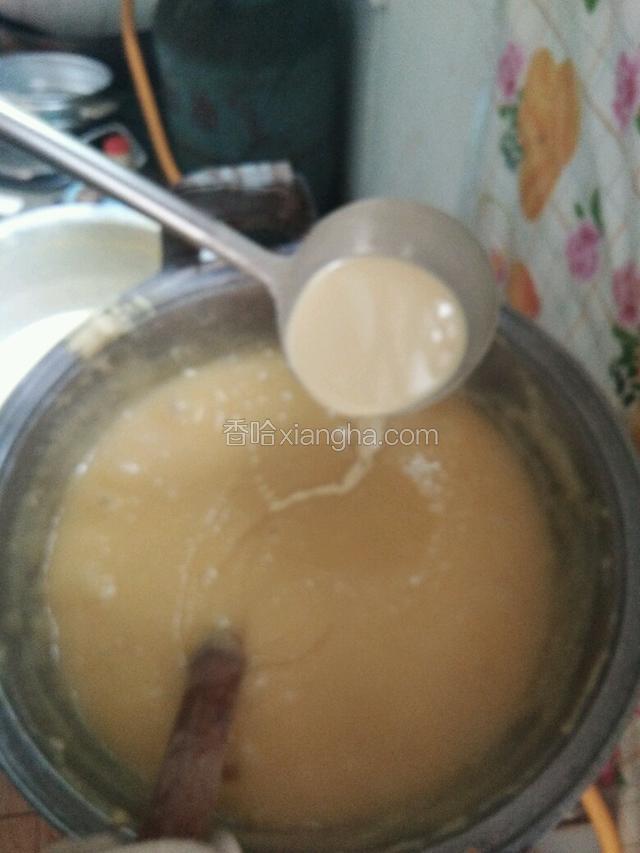 等水烧开以后，左手拿勺子慢慢的给锅里倒，右手不停的拿擀面杖使劲儿搅。搅成糊状，盖上锅盖