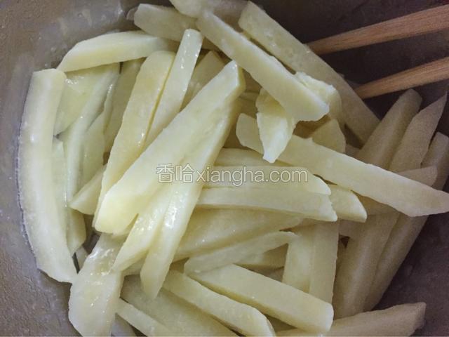 淀粉过筛，均匀撒上一层薄薄的玉米淀粉