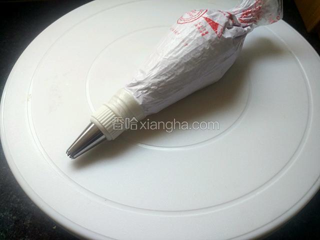 8齿星形花嘴裱出贝壳边。奶油继续打发至10分发可裱花。