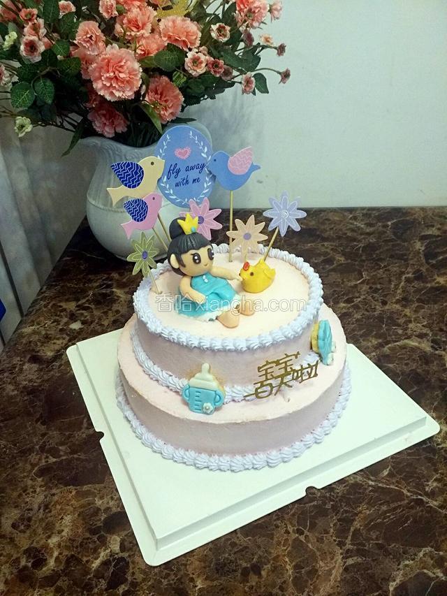 再来张照片。制作翻糖小公主比较费时间，但是过程也很享受啊。大家试着做做，做完还是有点成就感的。