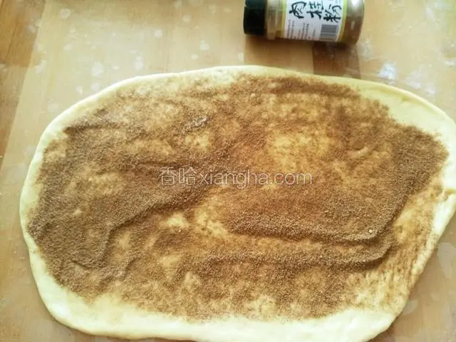 撒上糖和肉桂粉 涂抹均匀
