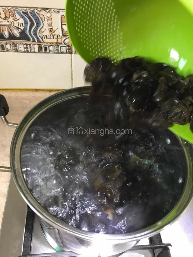 锅内烧适量的水，水开后放入木耳大火煮3分钟左右