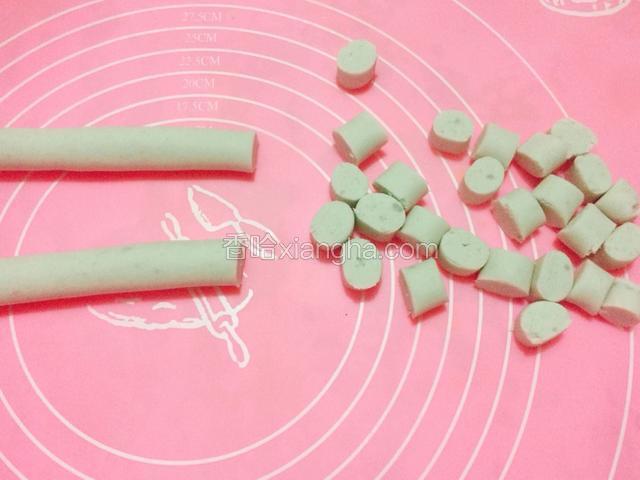 搓成长条状，再用刀切成小段。