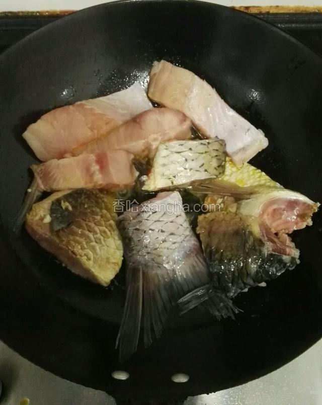 生姜片划锅后倒入鱼肉煎