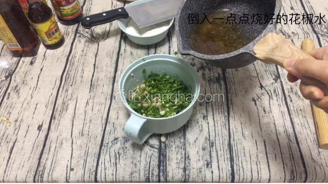 加入少许煮好的花椒水
依次把所有配料加入肉馅中
