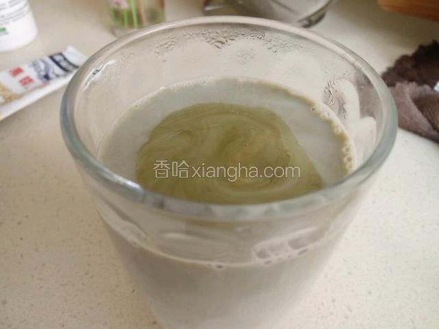 把抹茶汁和牛奶混合，加入适量白糖，调到自己喜欢的甜度，我没写具体量，个人口味不同。