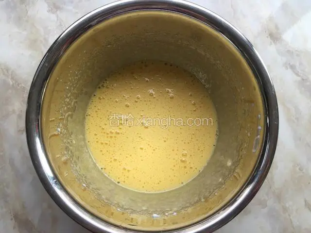 蛋黄加入30克糖，用电动打蛋器打发到颜色变浅，体积蓬松。