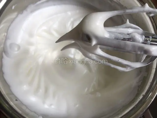 用电动打蛋器打发蛋清，打发到提起打蛋器能拉出弯曲小尖角即可。