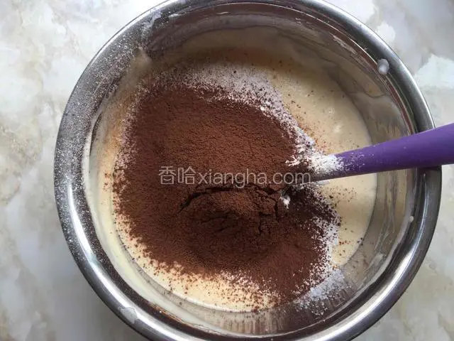 把低筋面粉和可可粉用筛网筛入蛋糊里。