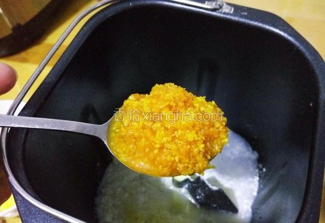 接下来制作面包 把所有材料放入面包机 预留一部分刷表面