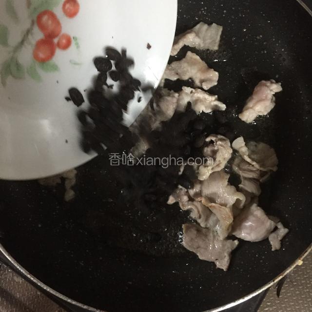 热锅下少许油先把肉炒干水份再加入阳江豆豉，无需放盐