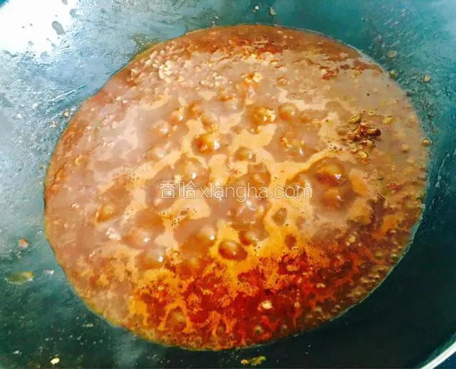 把肉和酱料翻炒均匀煮开。