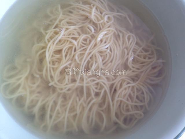 煮好后捞出放入矿泉水中冰一下