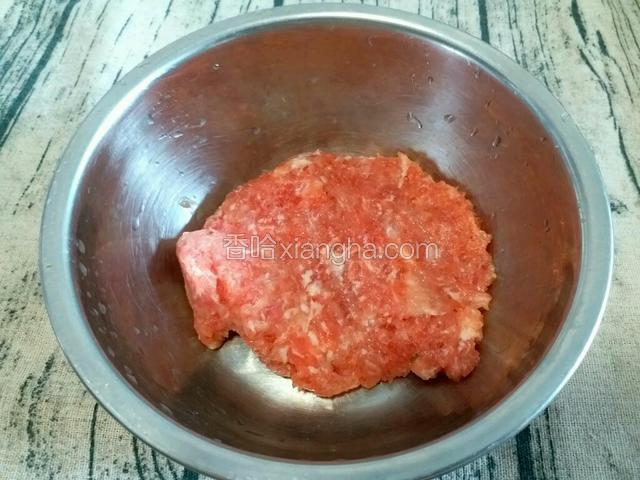 把猪瘦肉剁成碎末，放入盆中。