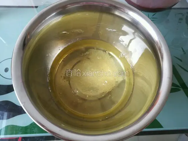 蛋清加糖打成鱼眼状。