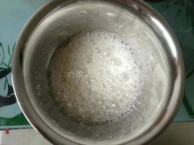 打成鱼眼状滴几滴柠檬汁加糖。
