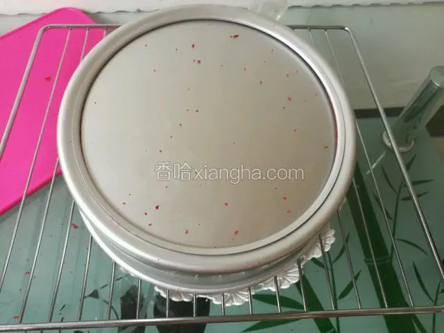 烤好后拿出来振一振，倒扣在烤网上晾凉。