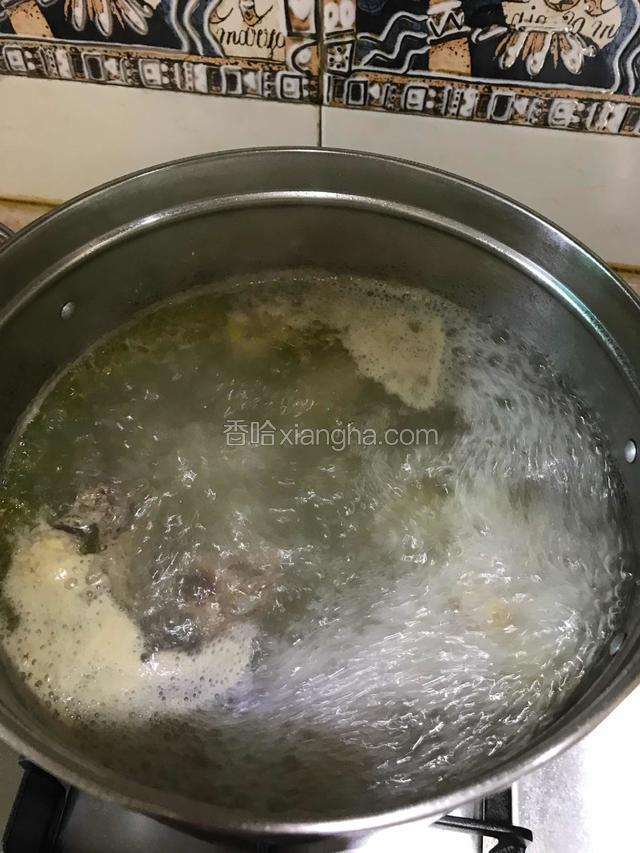 水开后煮3-5分钟后滤出用清水冲洗干净浮沫