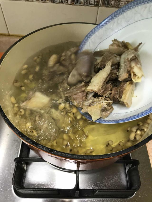 将汆好水洗净的鸭肉加入炖锅