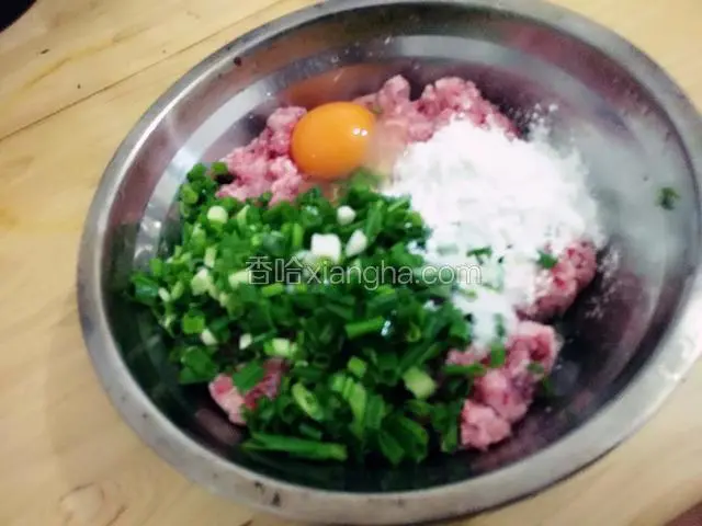 小葱洗干净切碎，芡粉，盐，鸡蛋肉馅一起搅拌