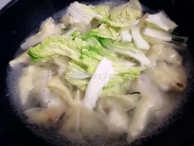 锅里放水煮熟，白菜叶