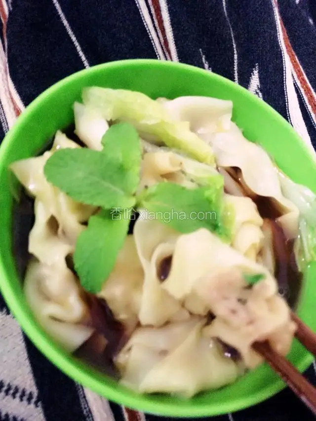 清汤的就需要酱油，醋，味精，猪油，盐，简单调味就可以吃了，薄荷叶装饰