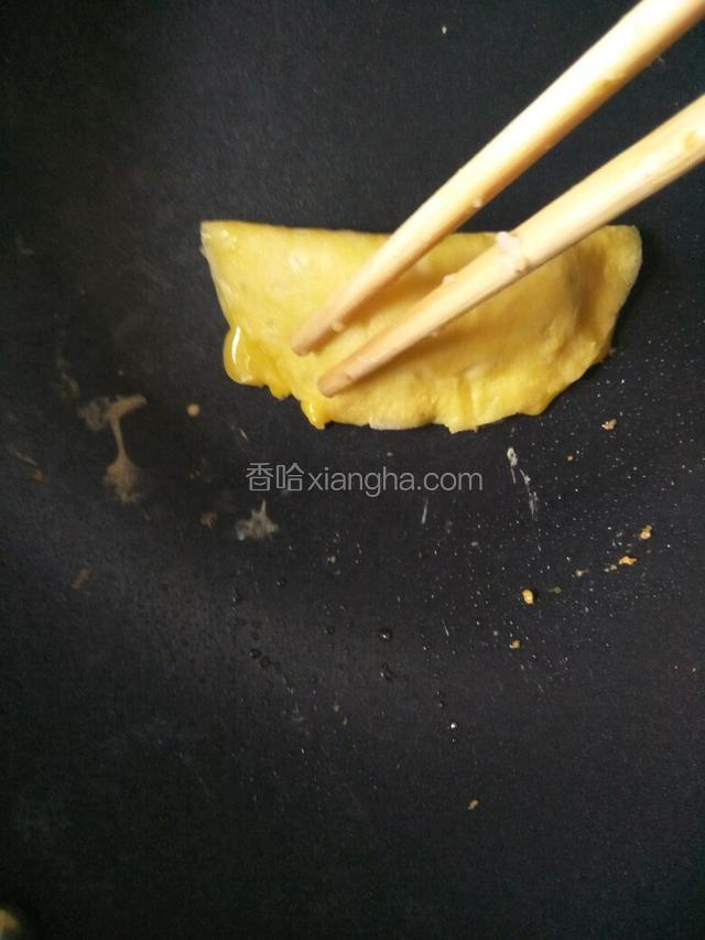 用筷子在边缘按压使蛋皮粘在一起