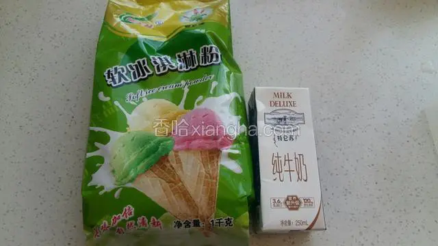 准备好食材，我用的是特仑苏牛奶，比较纯。