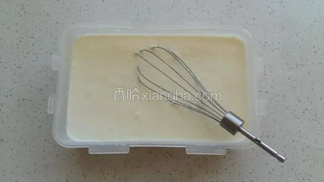 用搅拌器把牛奶和冰激凌粉搅拌至无颗粒状态，静止十五分钟。