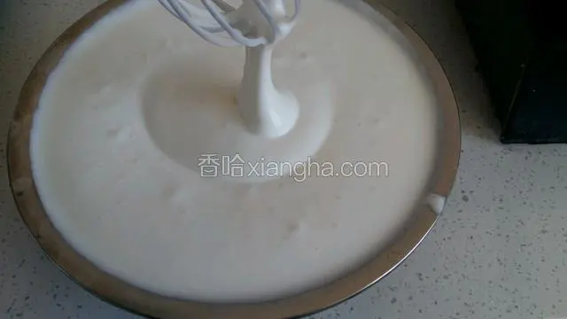 一小时后再取出打发，越打发越粘稠。同样的方法反复打发五次（这样冰激凌更细腻，而且不会有冰渣出现）倒入保鲜盒冷冻。