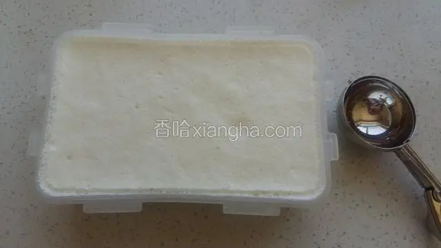 冻硬的冰激凌取出来用挖球器挖小球。