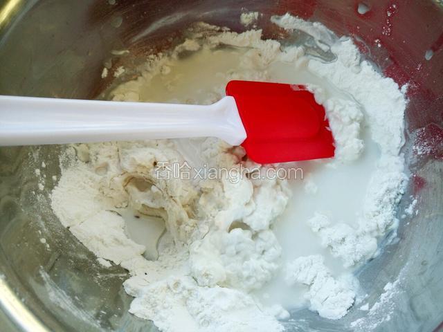 先制作这个……叫熟面吧或者汤种 我也不知道咋叫 主要是起软化作用的 不然糯米粉太容易裂了 不好操作   混合少许面和清水